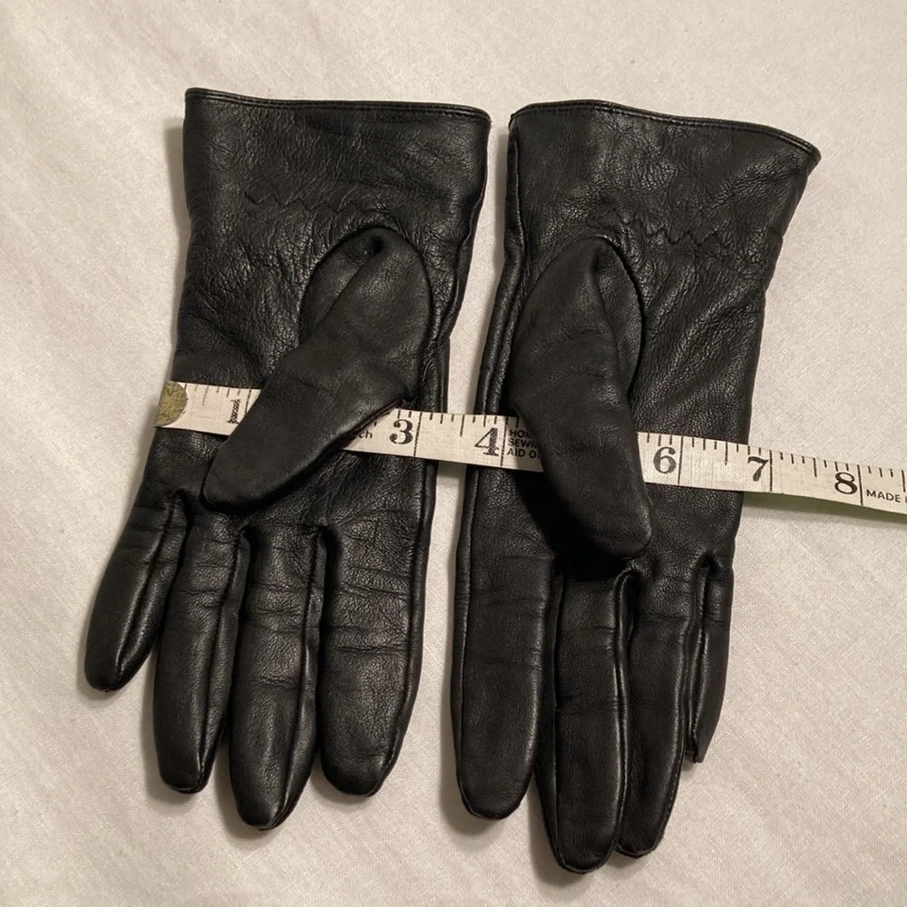 Gap buttery leather women’s gloves with snap M/L fits like a small